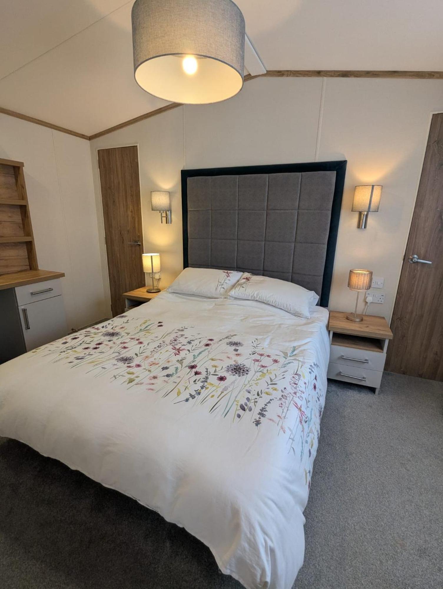 Spacious Comfortable Holiday Home With Unique Layout On 5 Star Shorefield Holiday Park Milford on Sea Exterior foto